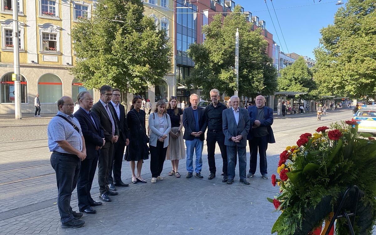 Oberbürgermeister Schuchardt und Vertreter des Stadtrats bei der Kranzniederlegung zum 3. Jahrestag der Messerattacke vom Barbarossaplatz Oberbürgermeister Schuchardt und Vertreter des Stadtrats bei der Kranzniederlegung zum 3. Jahrestag der Messerattacke vom Barbarossaplatz