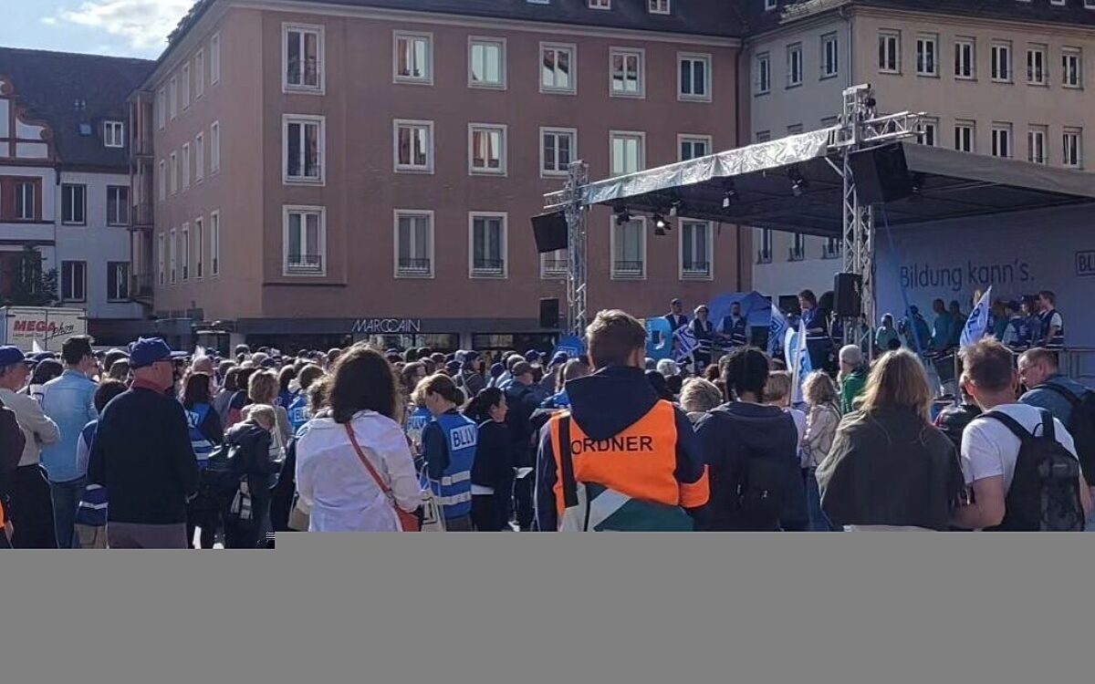 Lehrkräfte aus ganz Bayern demonstrieren in Würzburg Lehrkräfte aus ganz Bayern demonstrieren in Würzburg