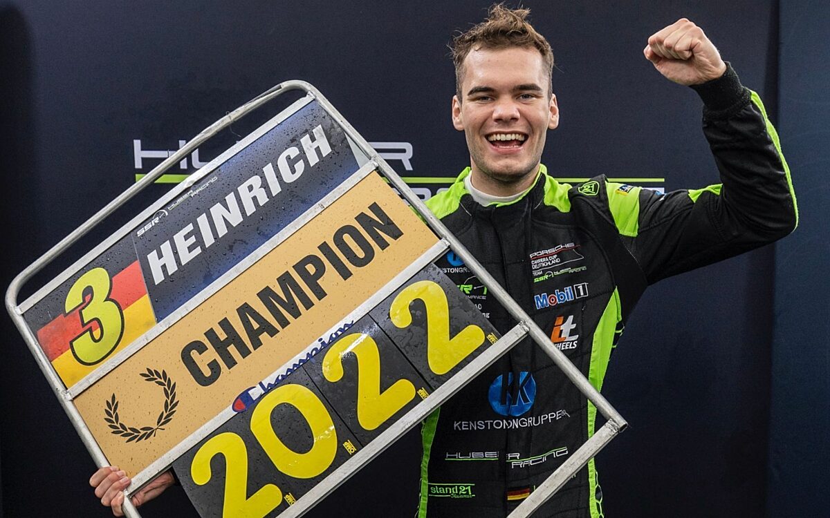 Der Kürnacher Rennfahrer Laurin Heinrich feiert seinen Gesamtsieg Der Kürnacher Rennfahrer Laurin Heinrich feiert seinen Gesamtsieg