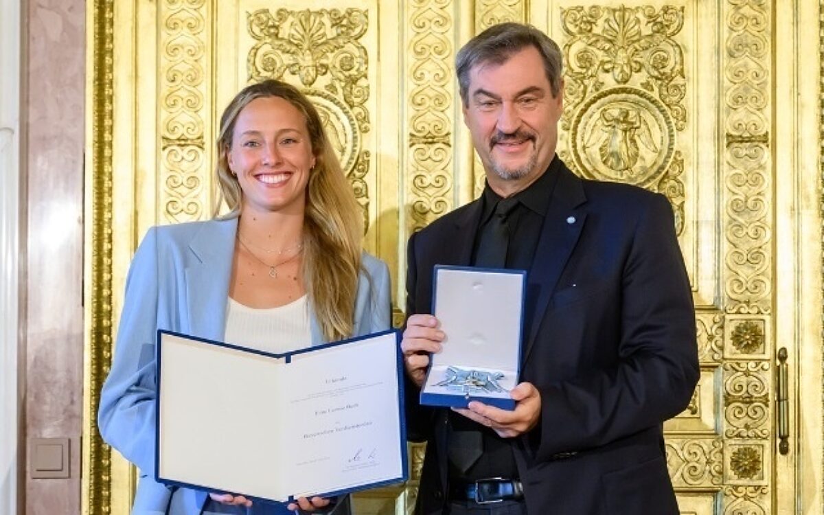 Leonie Beck und Ministerpräsident Markus Söder bei der Verleihung des Verdienstordens in München Leonie Beck und Ministerpräsident Markus Söder bei der Verleihung des Verdienstordens in München