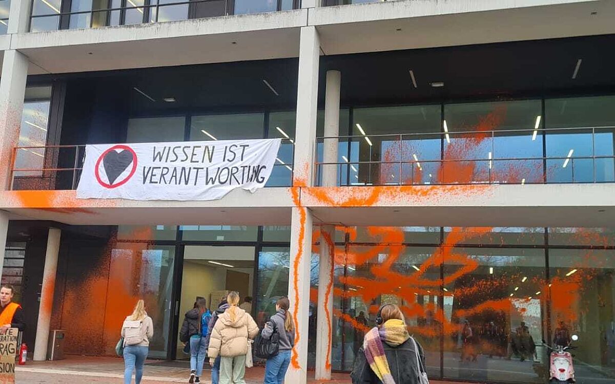 Farbkleckse prangen auf dem Zentralen Hörsaalgebäude am Uni-Campus Hubland Farbkleckse prangen auf dem Zentralen Hörsaalgebäude am Uni-Campus Hubland