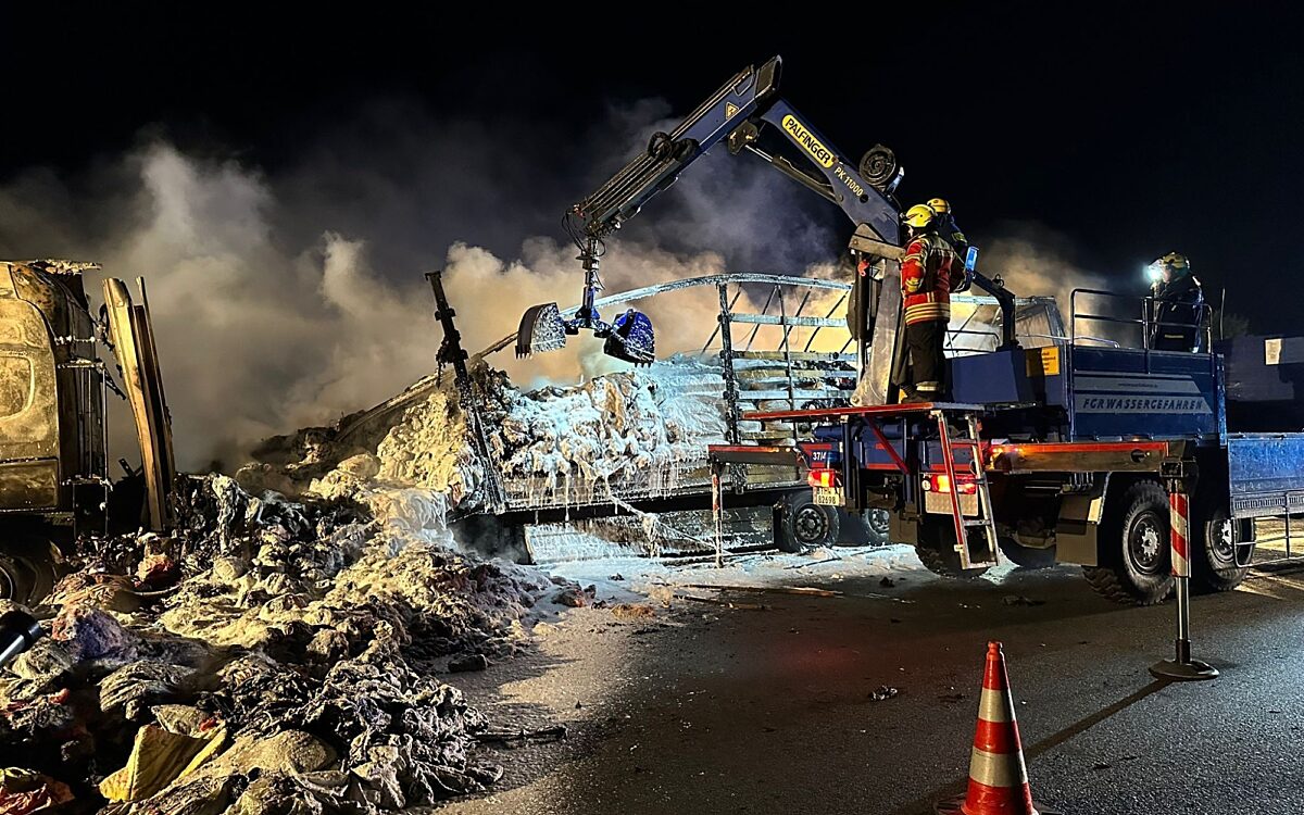 Die Feuerwehr arbeitet am Wrack eines ausgebrannten LKW Die Feuerwehr arbeitet am Wrack eines ausgebrannten LKW