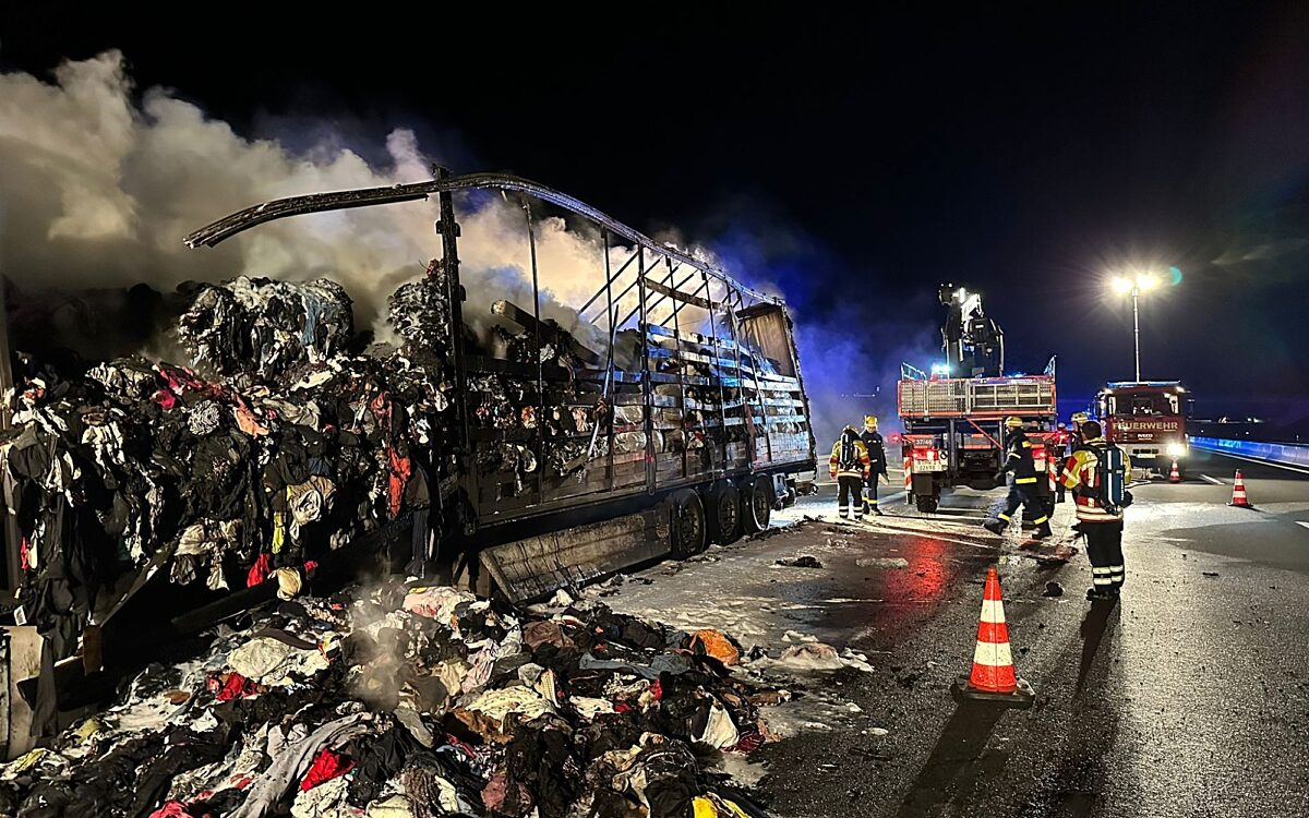 Ladung quillt aus einem ausgebrannten LKW, der noch raucht Ladung quillt aus einem ausgebrannten LKW, der noch raucht