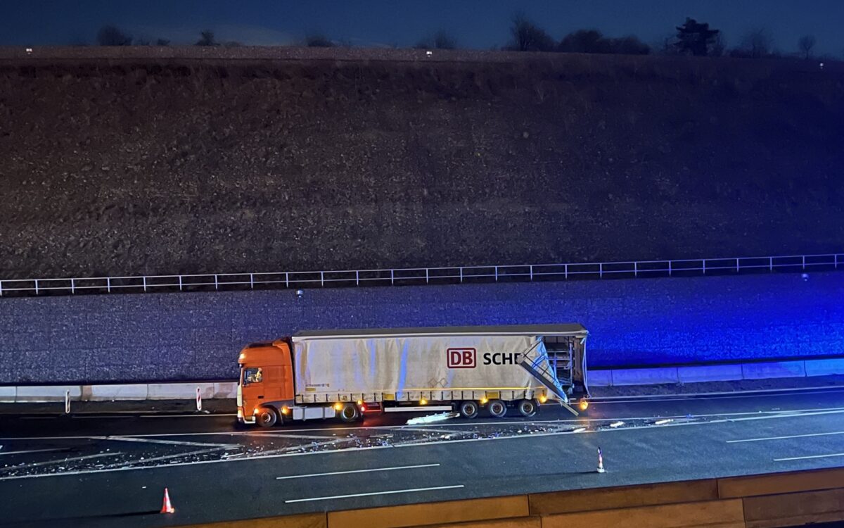 Ein Sattelzug steht mit aufgerissener Plane auf der A3. Daneben liegen Bierflaschen auf der Fahrbahn Ein Sattelzug steht mit aufgerissener Plane auf der A3. Daneben liegen Bierflaschen auf der Fahrbahn