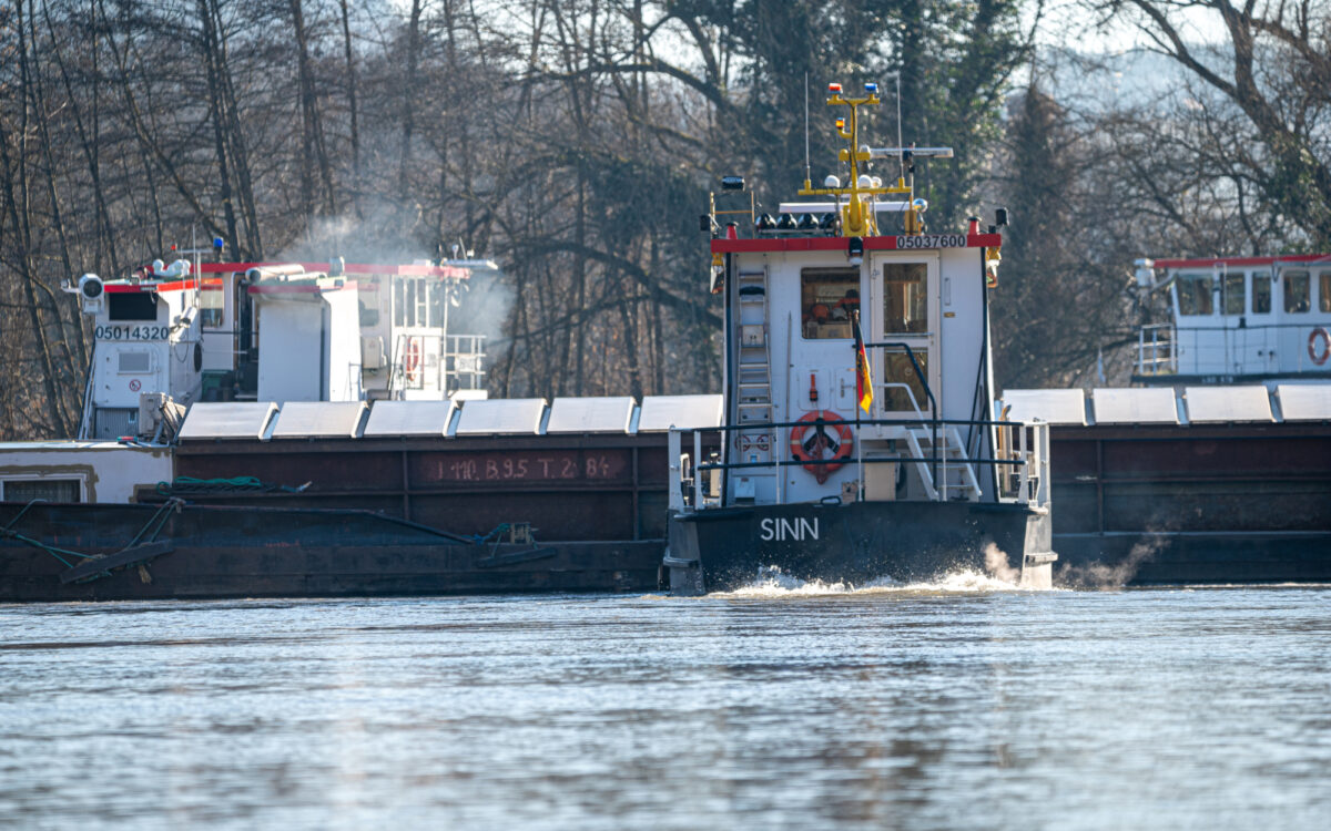 Havariertes Schiff wird freigeschleppt Havariertes Schiff wird freigeschleppt