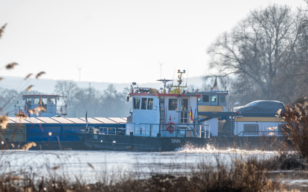 Schiff blockiert den Main Schiff blockiert den Main