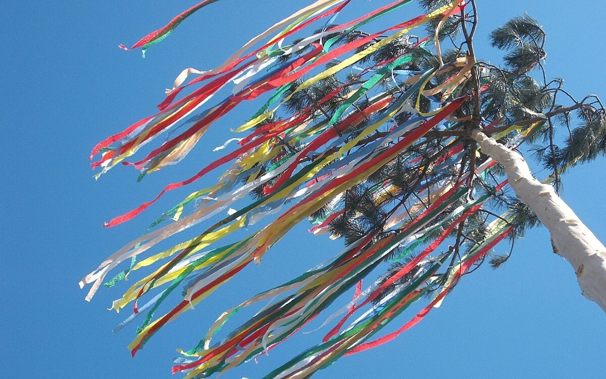 Die bunt geschmückte Krone eines Maibaums Die bunt geschmückte Krone eines Maibaums