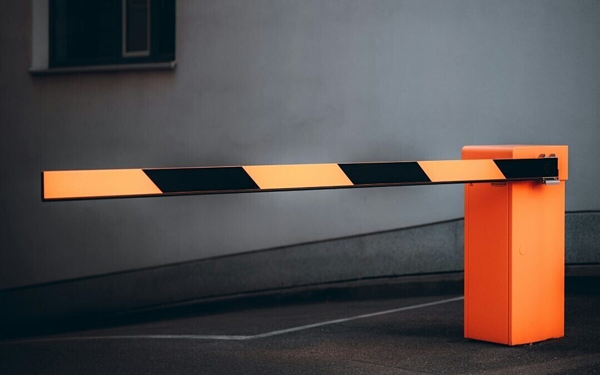 Die Schranke an einer Einfahrt Die Schranke an einer Einfahrt