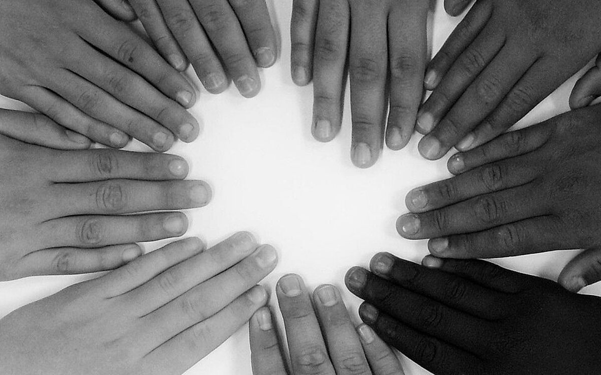 Menschenrechte verschiedene haende bilden kreis jpg