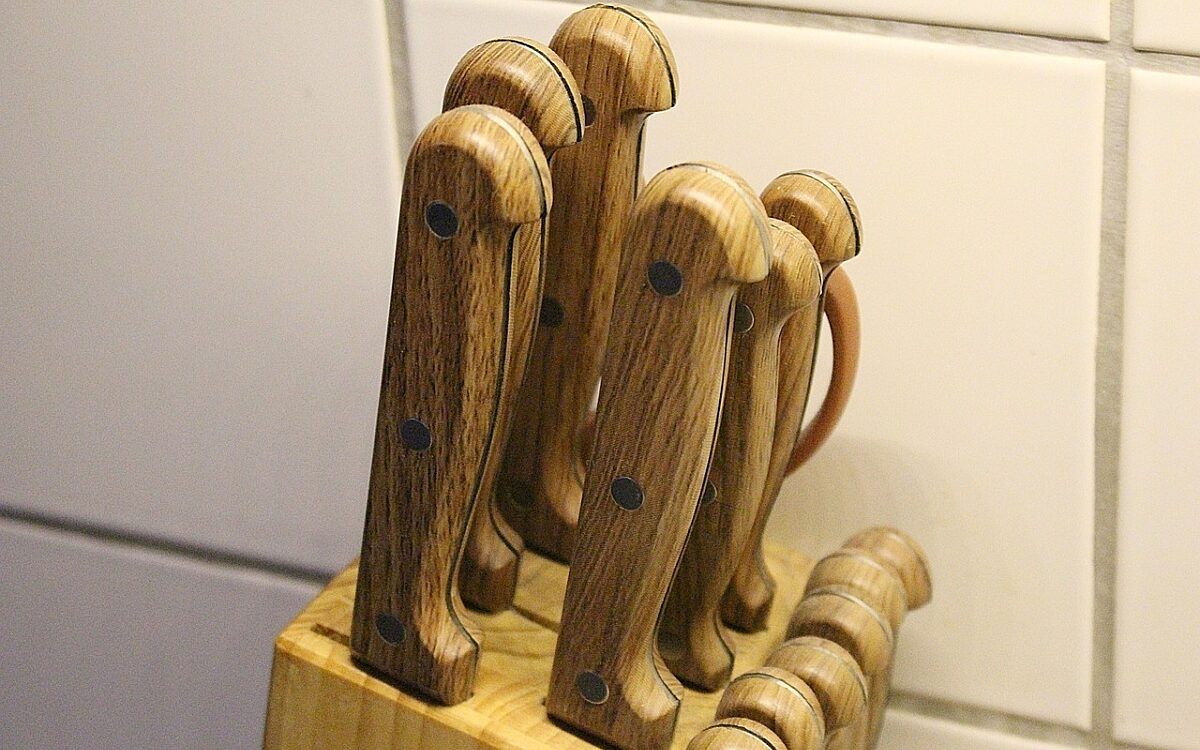 Messer stecken in einem hölzernen Messerblock Messer stecken in einem hölzernen Messerblock