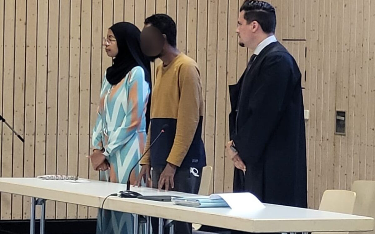 Der Beschuldigte im Prozess um die Messerattacke vor Gericht in der Weißen Mühle in Estenfeld Der Beschuldigte im Prozess um die Messerattacke vor Gericht in der Weißen Mühle in Estenfeld