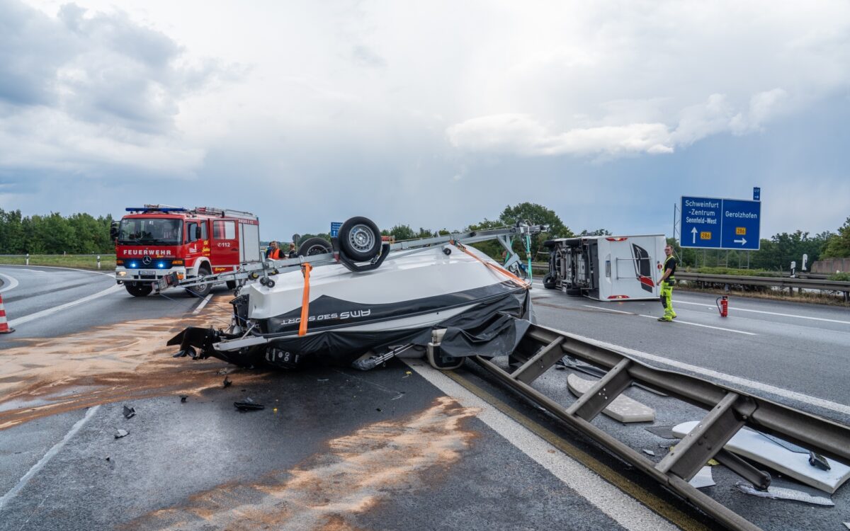 Wohnmobil und Boot verunglücken auf A70 Wohnmobil und Boot verunglücken auf A70