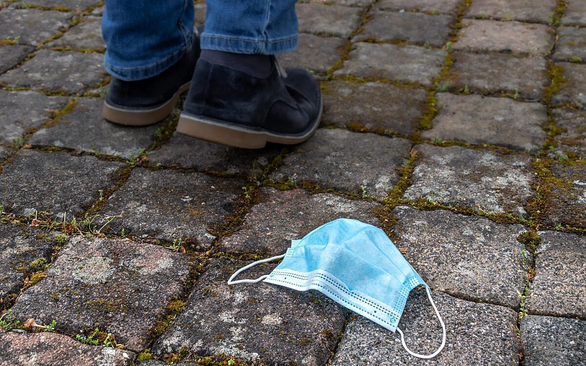 Maske auf dem Boden Maske auf dem Boden