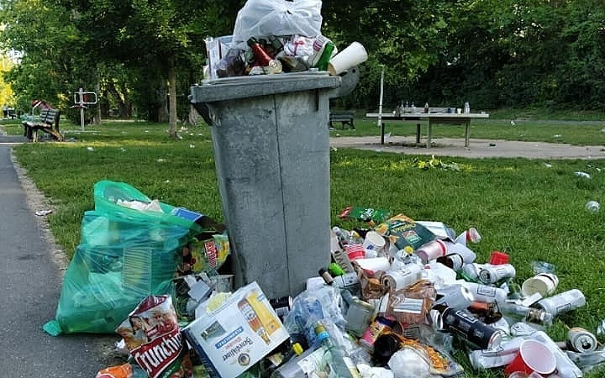 Muelltonne voll mainufer sanderau neu Muelltonne voll mainufer sanderau neu