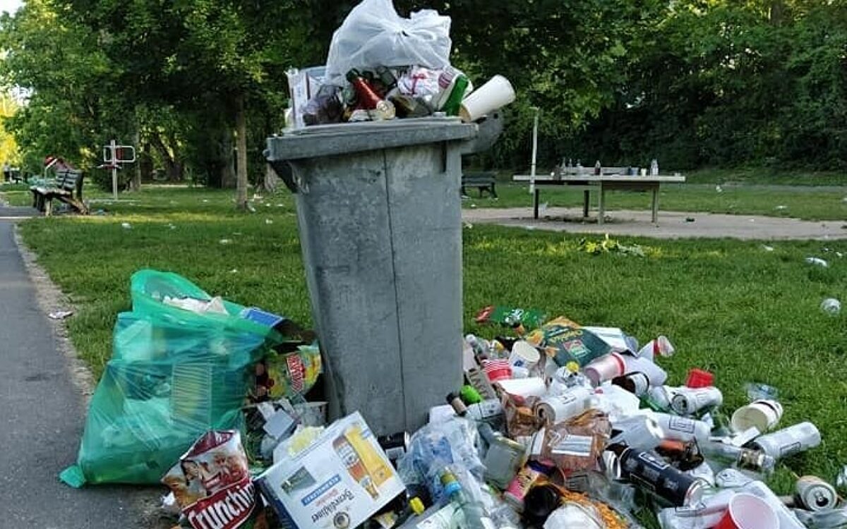 Eine überquellende Mülltonne am Mainufer in Würzburg Eine überquellende Mülltonne am Mainufer in Würzburg