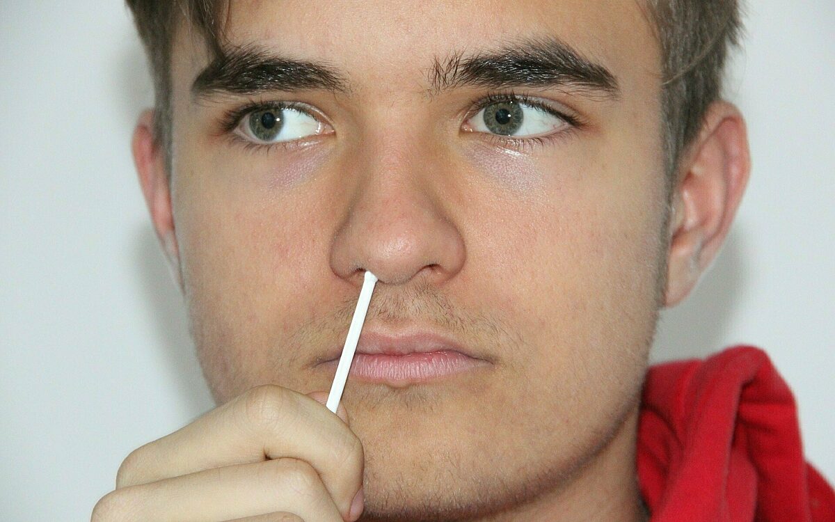 Ein Schüler macht einen Corona-Nasenabstrich für einen Test Ein Schüler macht einen Corona-Nasenabstrich für einen Test