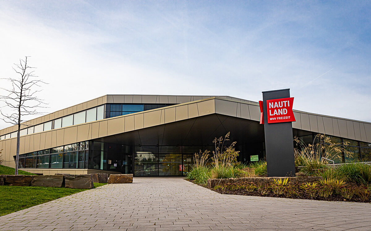 Nautiland 2022 im Herbst von Außen mit Eingangsbereich Nautiland 2022 im Herbst von Außen mit Eingangsbereich