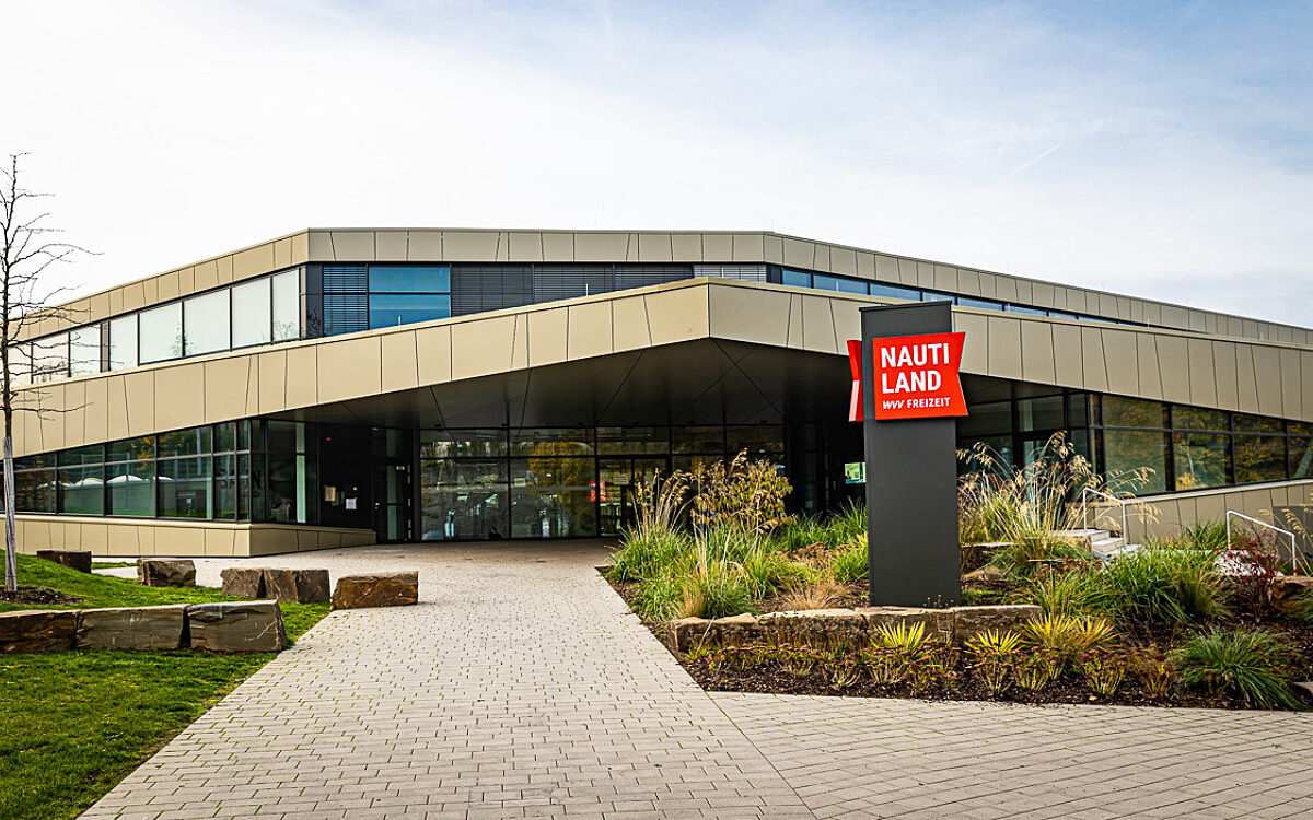 Nautiland 2022 im Herbst von Außen mit Eingangsbereich mit Schild im Vordergrund Nautiland 2022 im Herbst von Außen mit Eingangsbereich mit Schild im Vordergrund