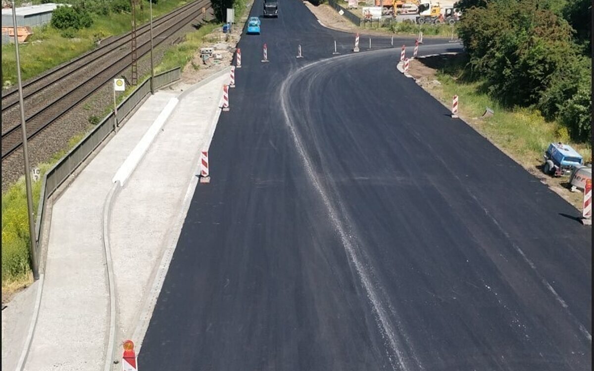 Neue Fahrbahn auf der B27 Richtung Thuengersheim Foto Funkhaus Wuerzburg Neue Fahrbahn auf der B27 Richtung Thuengersheim Foto Funkhaus Wuerzburg
