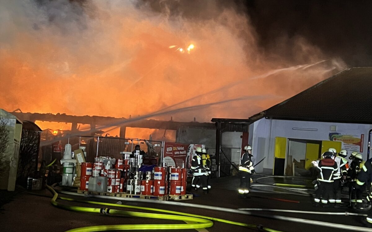 Großbrand in Zellingen an einem Baumarkt Großbrand in Zellingen an einem Baumarkt