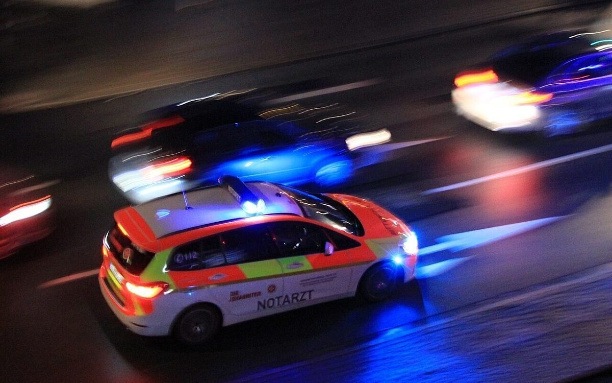 Ein Notarztwagen in der Nacht Ein Notarztwagen in der Nacht