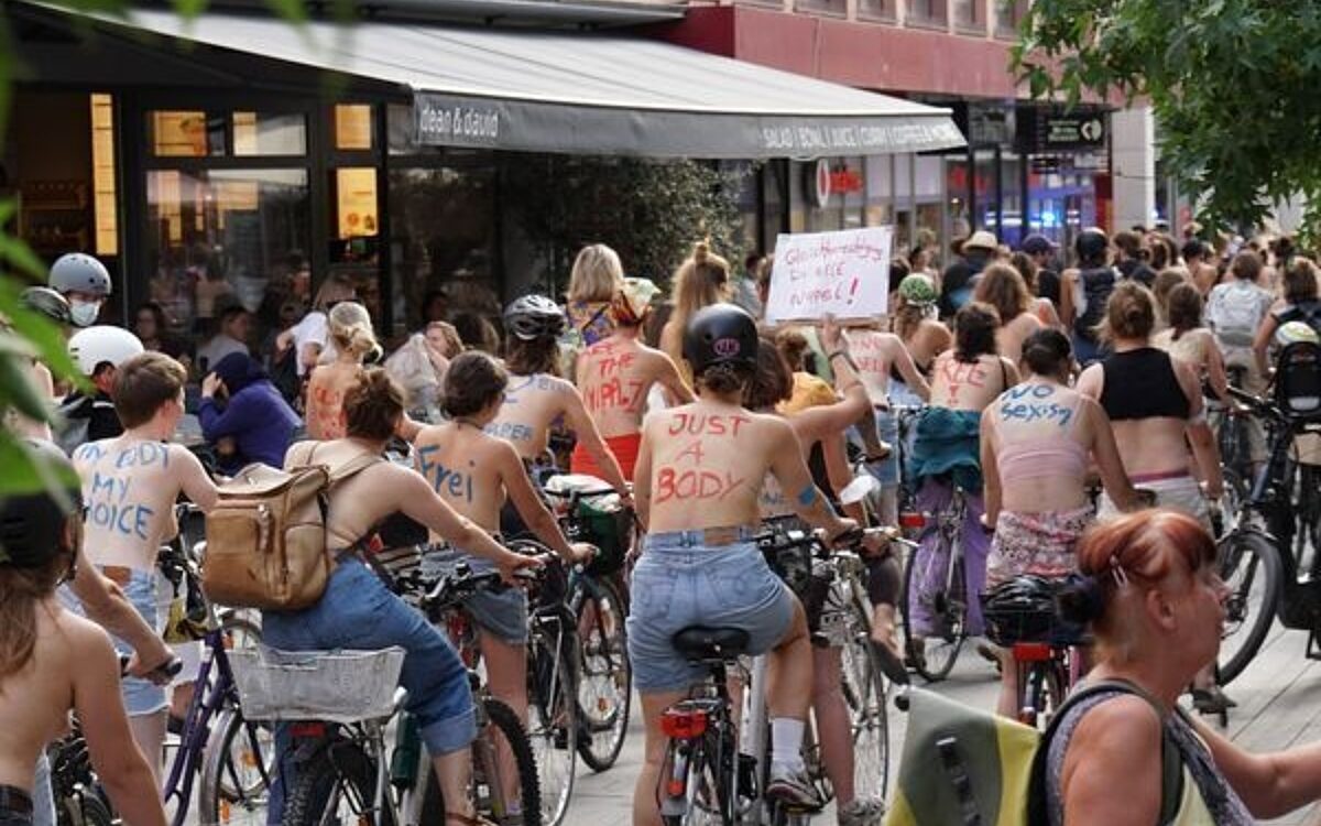 Die Oben-ohne-Demo radelt durch die Eichhornstraße Die Oben-ohne-Demo radelt durch die Eichhornstraße
