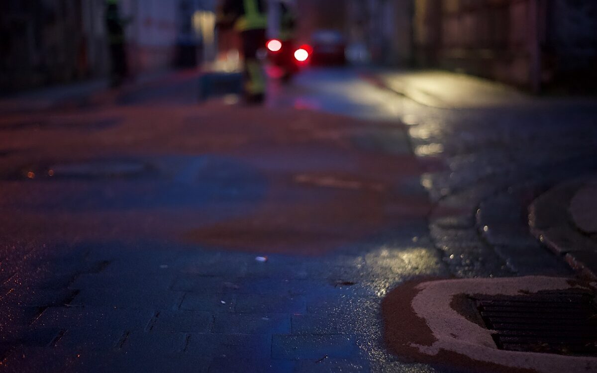 Symbolbild Ölspur auf der Straße Symbolbild Ölspur auf der Straße