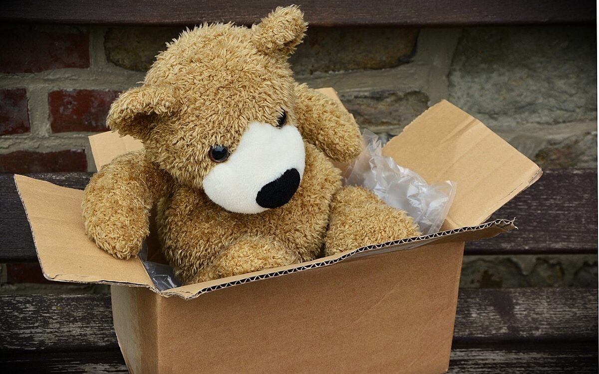 Ein Teddybär ist in einem geöffneten Paket Ein Teddybär ist in einem geöffneten Paket