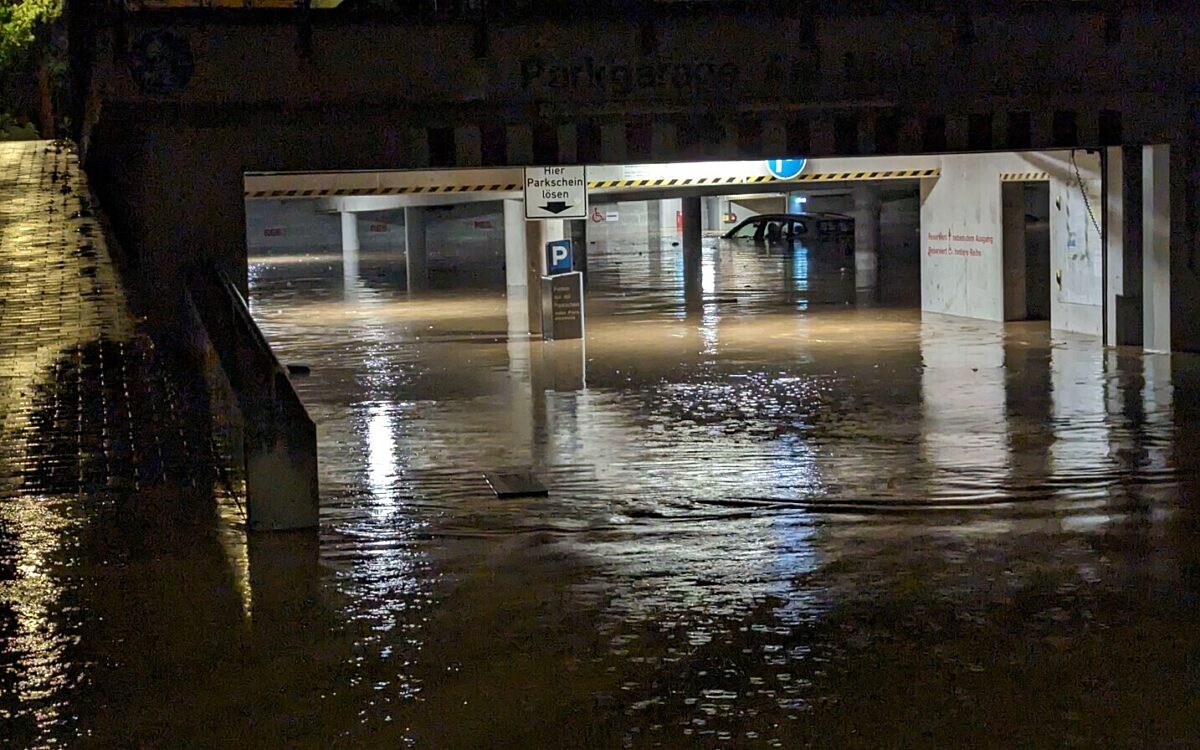 Die geflutete Parkgarage am Main in Kitzingen Die geflutete Parkgarage am Main in Kitzingen