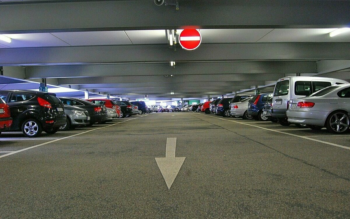Autos stehen in einem Parkhaus Autos stehen in einem Parkhaus