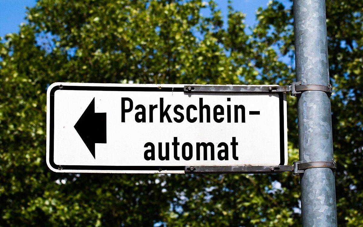 Ein Schild weist den Weg zum Parkscheinautomaten Ein Schild weist den Weg zum Parkscheinautomaten