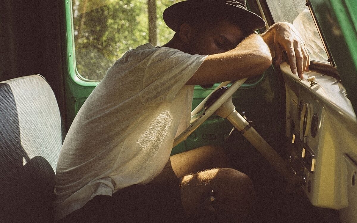 Symbolbild Mann schläft am Steuer Symbolbild Mann schläft am Steuer