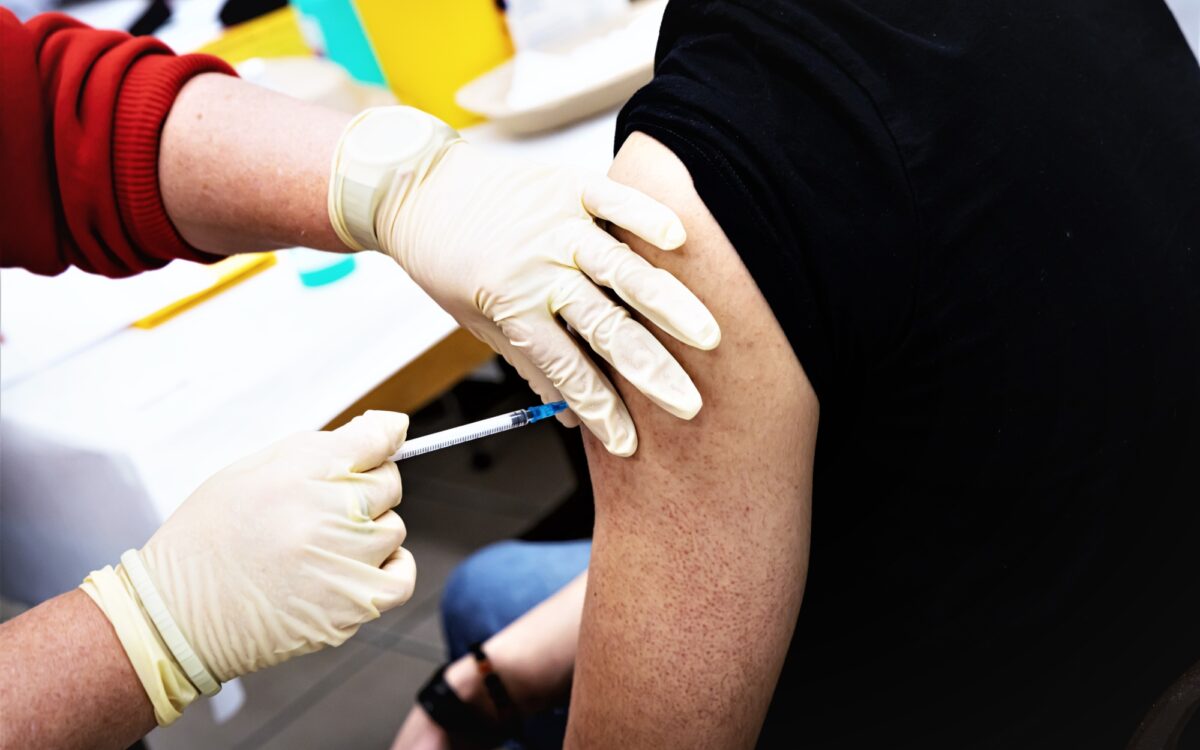 Ein Impfwilliger wird geimpft Ein Impfwilliger wird geimpft