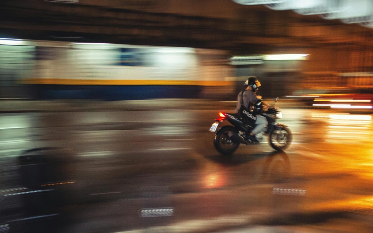 Pexels Motorroller davonfahren Pexels Motorroller davonfahren