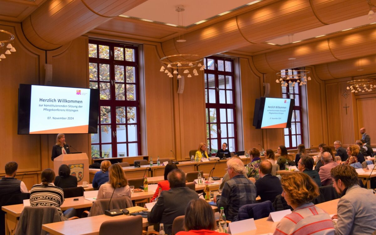 Die Teilnehmer der ersten Pflegekonferenz sitzen im Landratsamt Kitzingen zusammen Die Teilnehmer der ersten Pflegekonferenz sitzen im Landratsamt Kitzingen zusammen