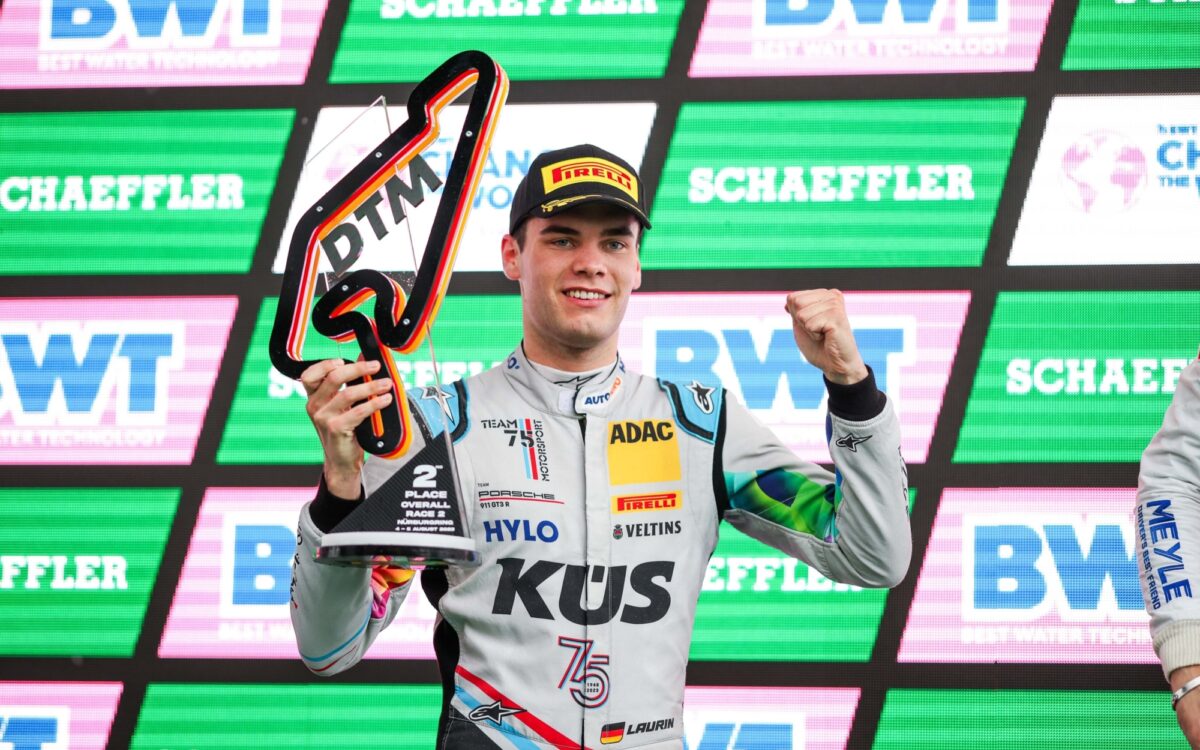 Rennfahrer Laurin Heinrich hält seine Trophäe für den zweiten Platz am Nürburgring in der Hand Rennfahrer Laurin Heinrich hält seine Trophäe für den zweiten Platz am Nürburgring in der Hand
