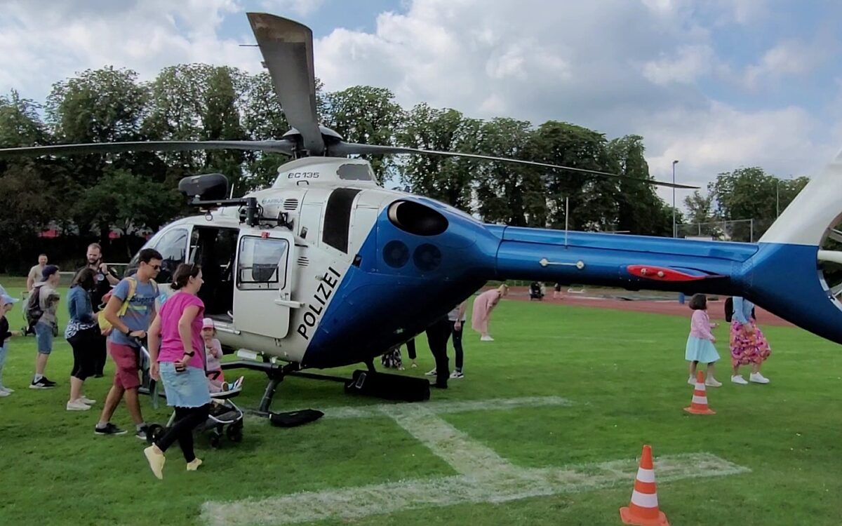 Der Polizeihubschrauber beim Tag der offenen Tür der Bereitschaftspolizei in Würzburg Der Polizeihubschrauber beim Tag der offenen Tür der Bereitschaftspolizei in Würzburg