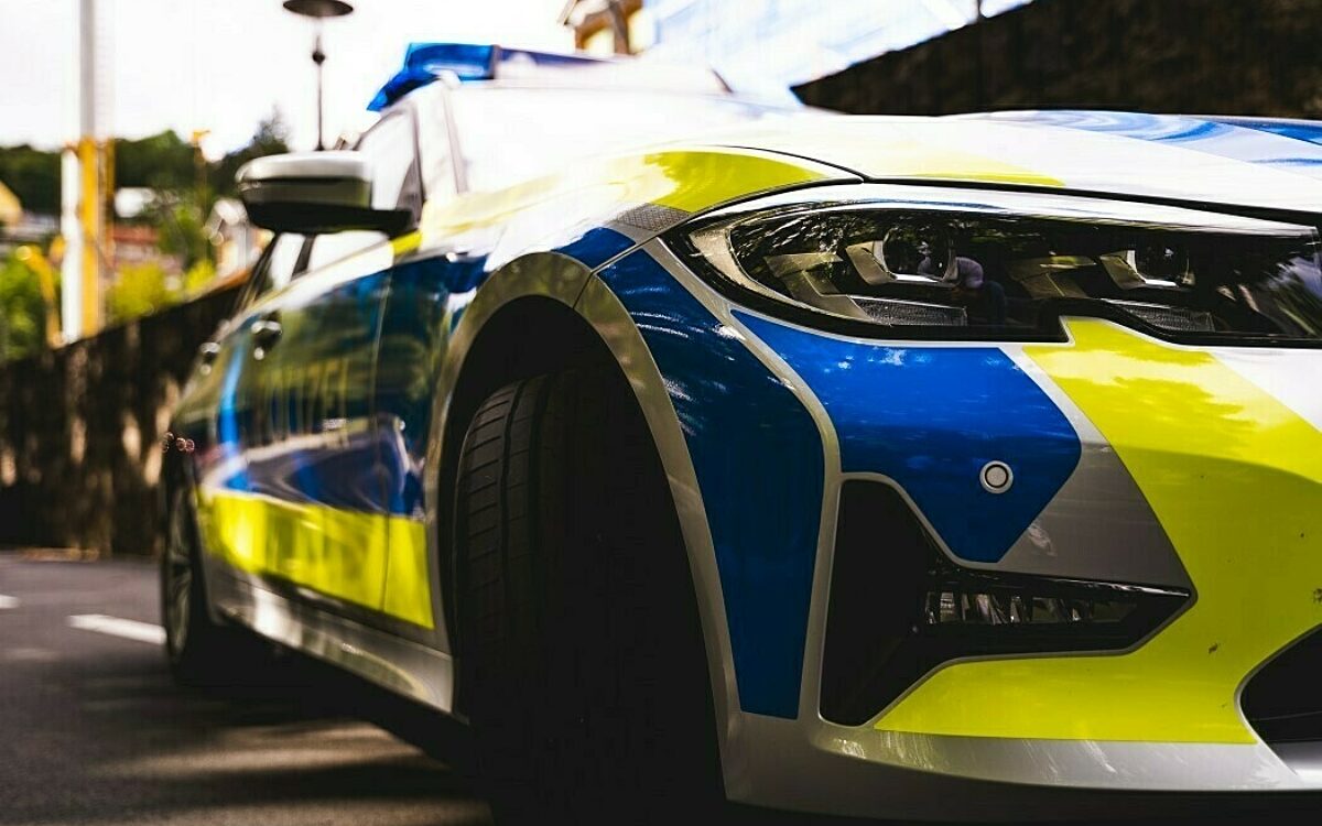 Ein Polizeiauto von vorne Ein Polizeiauto von vorne