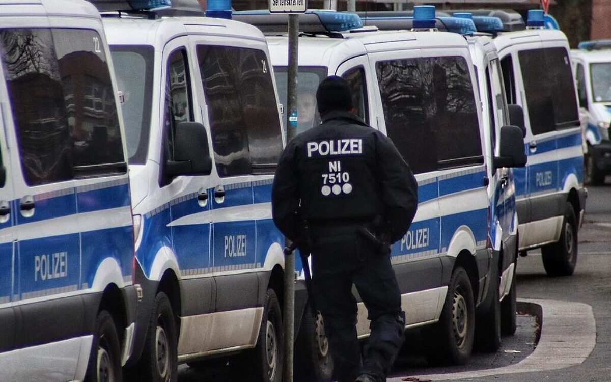 Mehrere Polizeibusse stehen am Rand einer Veranstaltung Mehrere Polizeibusse stehen am Rand einer Veranstaltung