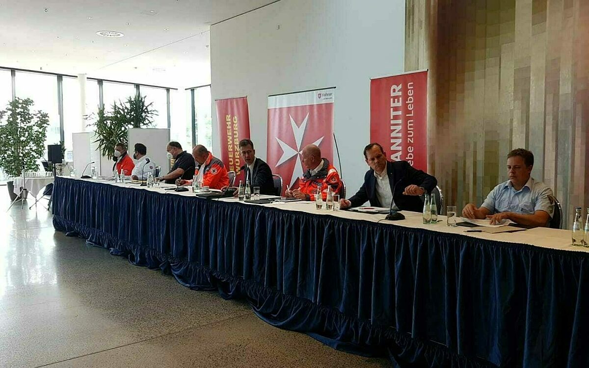 Pressekonferenz der einsatzkraefte Pressekonferenz der einsatzkraefte