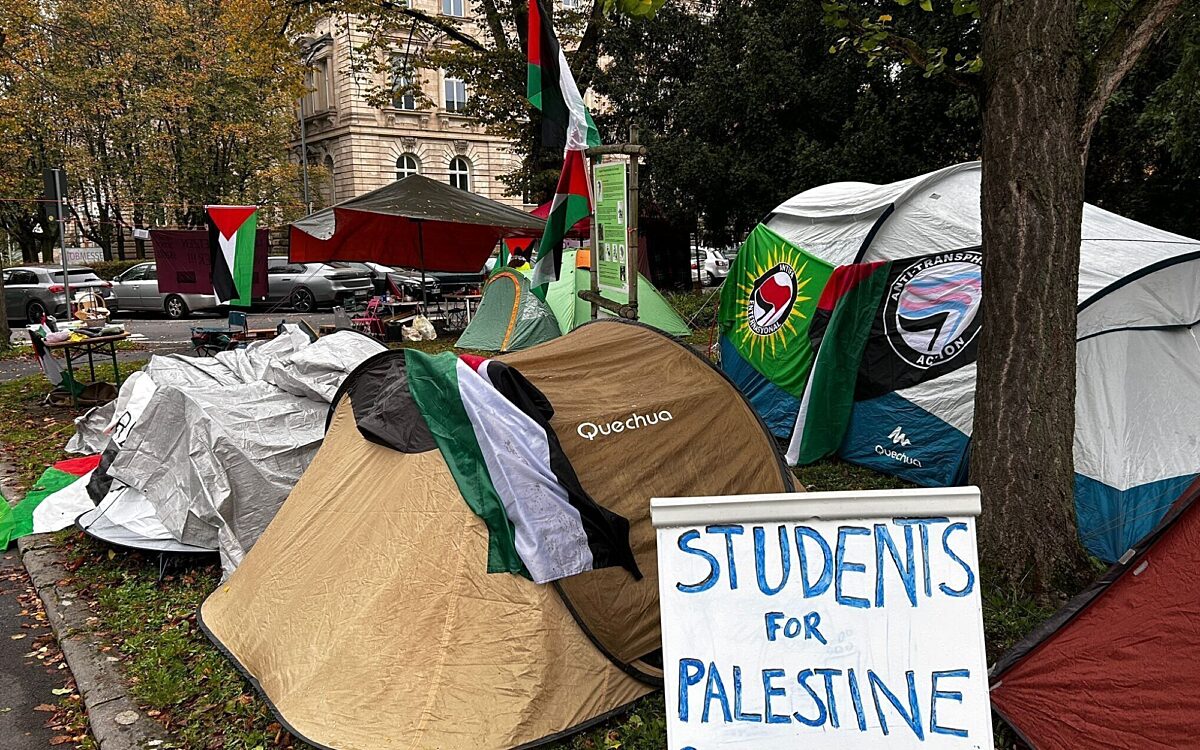 Zelte des Protestcamps am Sanderring Zelte des Protestcamps am Sanderring