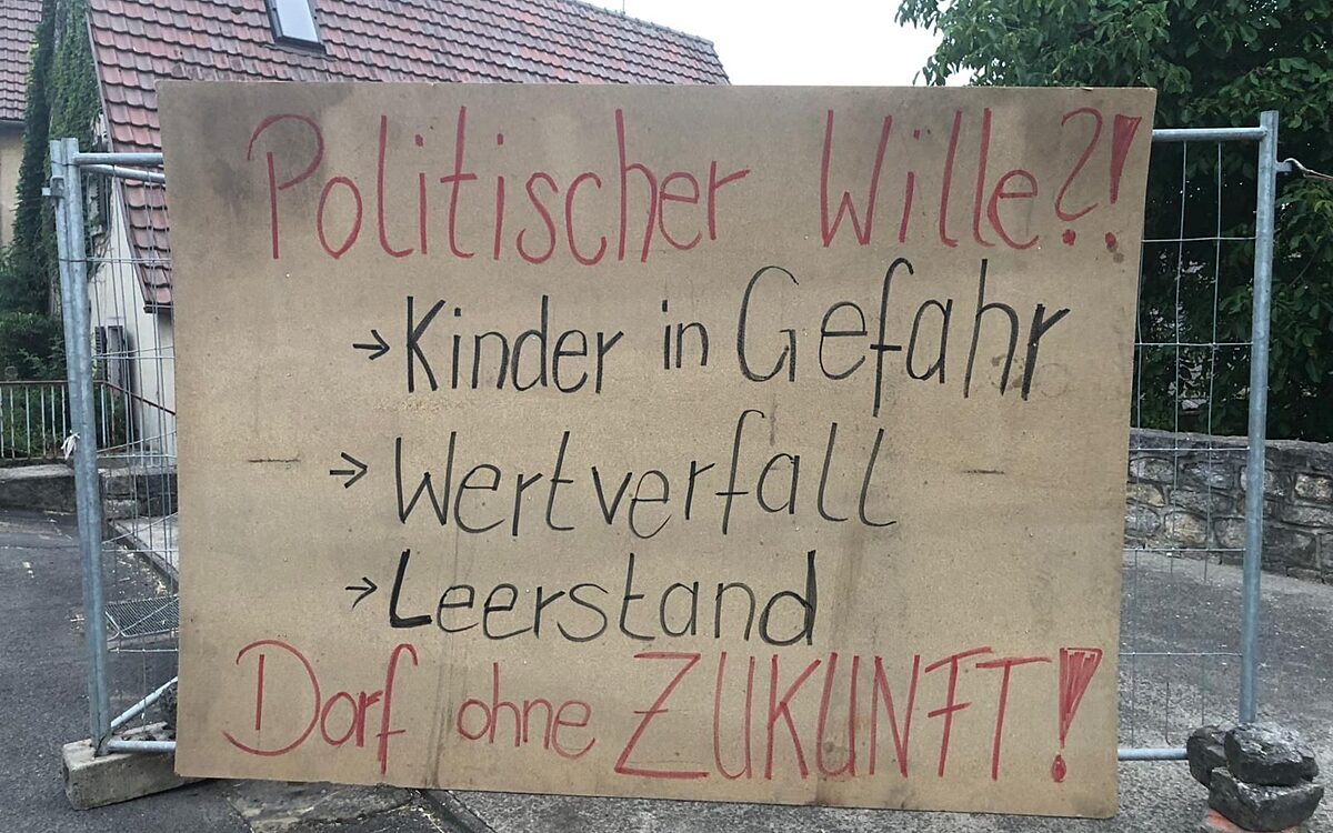 Ein Protestplakat an der B19 Ein Protestplakat an der B19