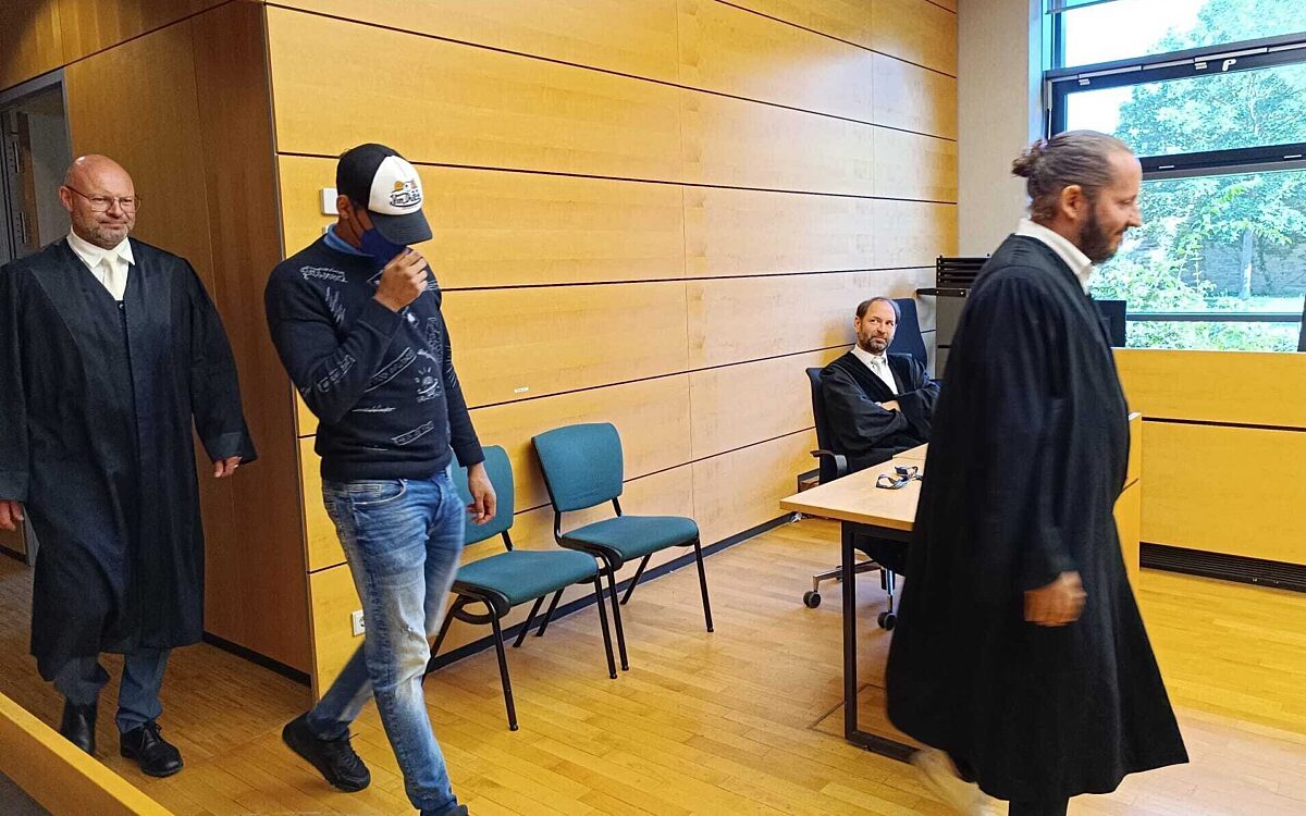 Der Angeklagte im Prozess um die tödlichen Messerstiche am Stift Haug betritt den Gerichtssaal Der Angeklagte im Prozess um die tödlichen Messerstiche am Stift Haug betritt den Gerichtssaal