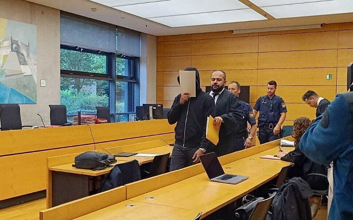 Der Angeklagte im Fall um die tödlichen Messerstiche in der Haugerpfarrgasse betritt den Gerichtssaal Der Angeklagte im Fall um die tödlichen Messerstiche in der Haugerpfarrgasse betritt den Gerichtssaal