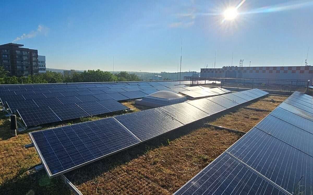 Die neue PV-Anlage auf dem Dach des UKW Die neue PV-Anlage auf dem Dach des UKW