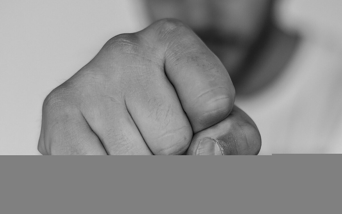 Faust Schlag Kampf Symbolbild