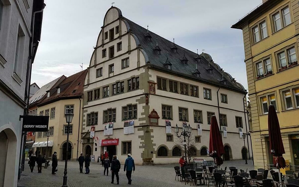 Das Rathaus in Kitzingen mit dem Marktplatz Das Rathaus in Kitzingen mit dem Marktplatz