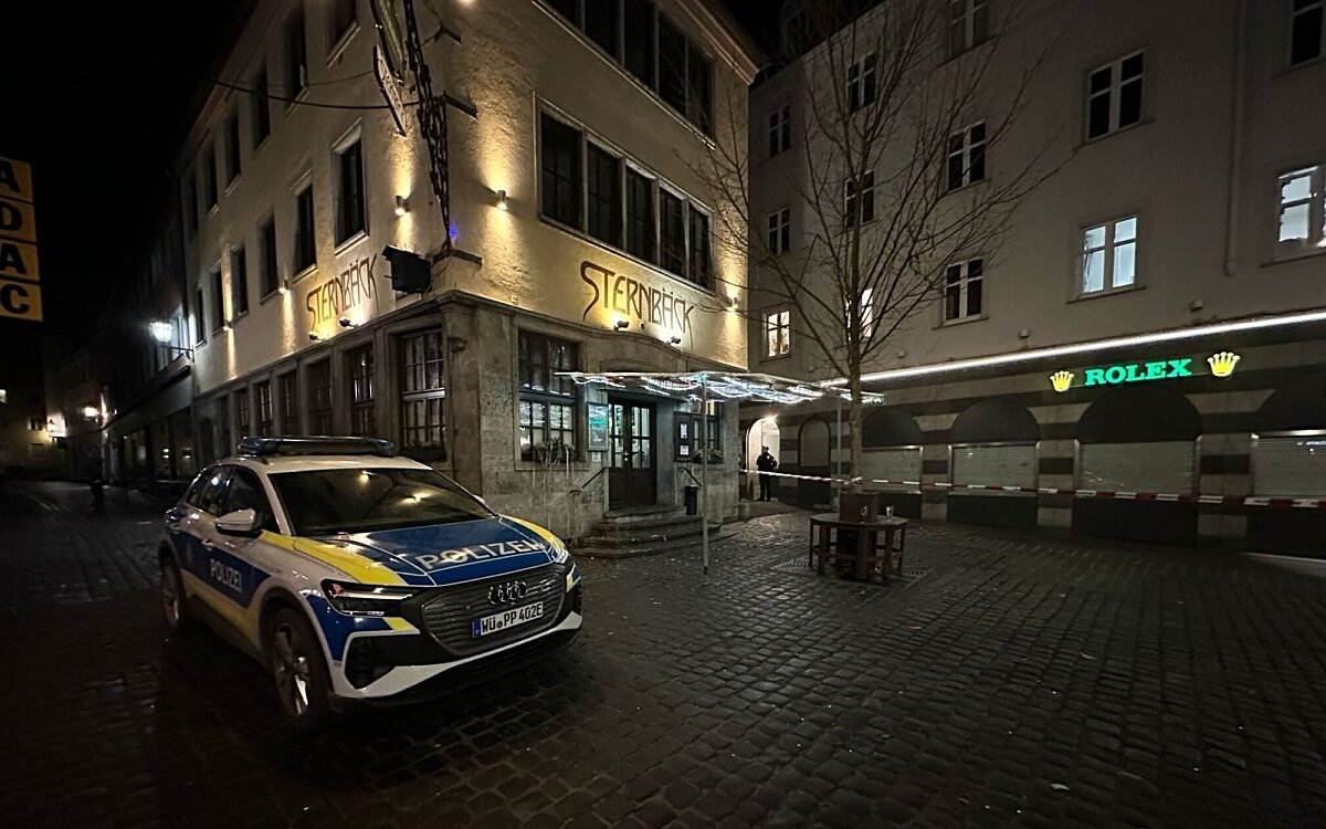 Ein Polizeiauto steht am Tatort in der Würzburger Domstraße Ein Polizeiauto steht am Tatort in der Würzburger Domstraße