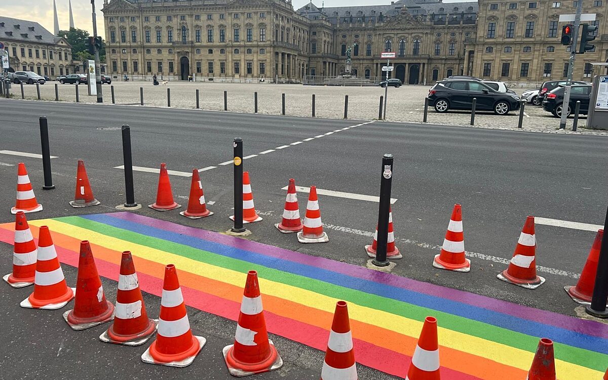 Mitarbeiter der Stadt haben den übermalten Regenbogen vor der Residenz wieder aufgemalt. Mitarbeiter der Stadt haben den übermalten Regenbogen vor der Residenz wieder aufgemalt.