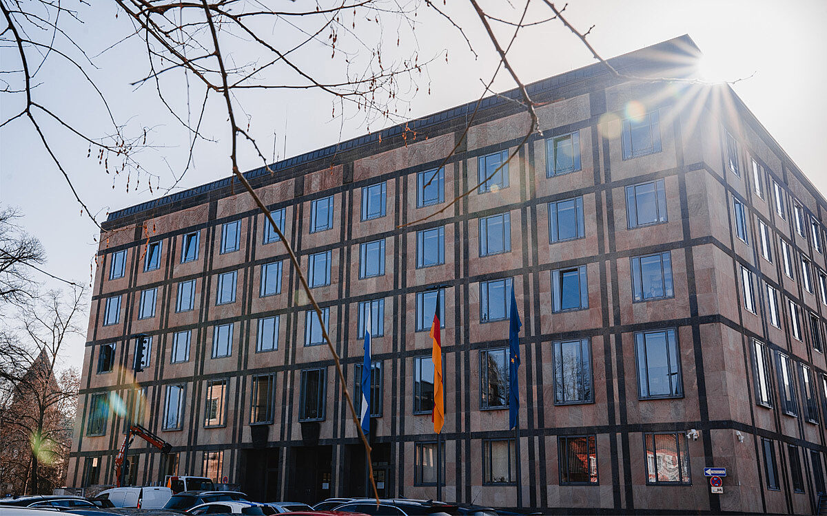 Das Gebäude der Regierung von Unterfranken in Würzburg am Peterplatz mit Sonne Regierung von Unterfranken Würzburg Peterplatz mit Sonne